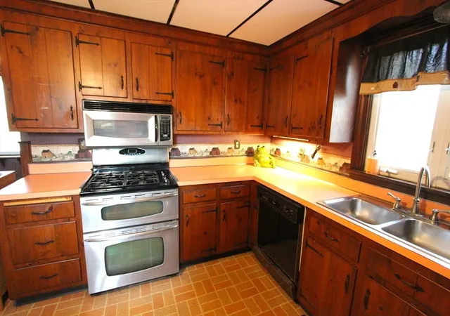 3rd image of 300 Chestnut St, Franklin, MA 02038 | MLS# 73500729