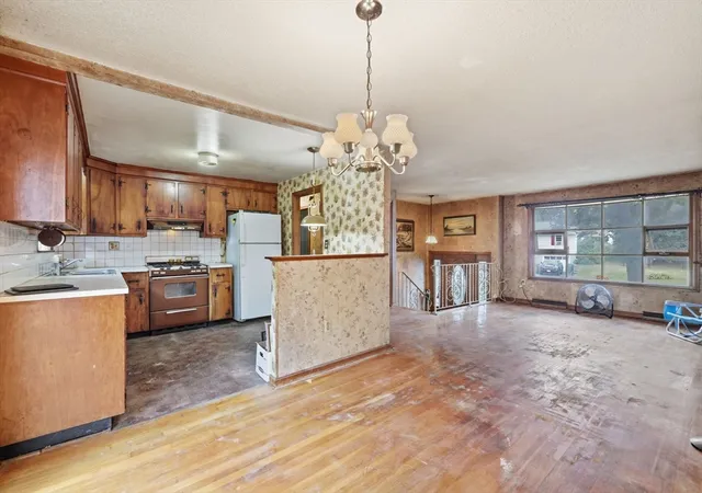 Photo 3 of Sale Pending at 27 Forest Park Ave, Billerica, MA 01862 | MLS# 73569704 | Listing updated on 2026-09-29