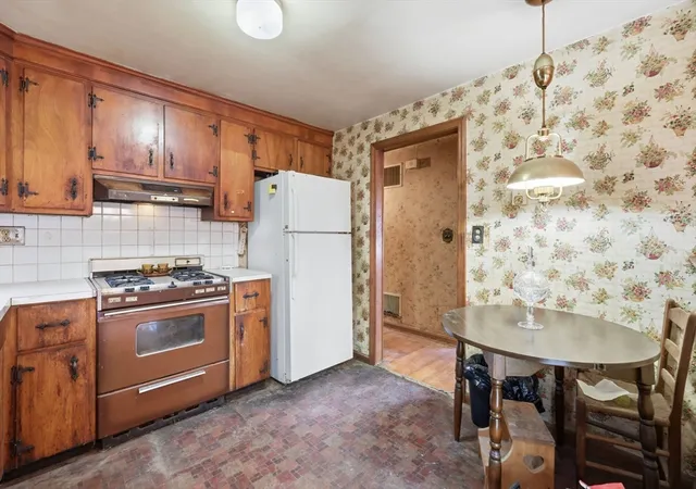 Photo 3 of Sale Pending at 27 Forest Park Ave, Billerica, MA 01862 | MLS# 73569704 | Listing updated on 2026-09-29