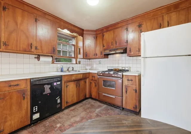 Photo 4 of Sale Pending at 27 Forest Park Ave, Billerica, MA 01862 | MLS# 73569704 | Listing updated on 2026-09-29
