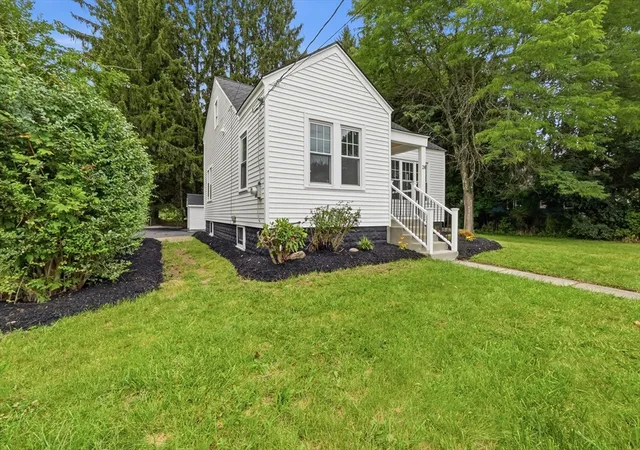 Photo 3 of Single family home for sale at 28 Southold Rd, Worcester, MA 01607 | MLS# 73569366 | Listing updated on 2026-09-16