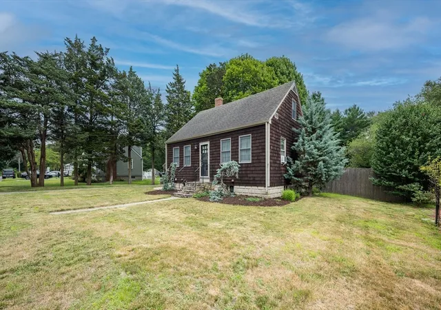 2nd image of 33 Dartmouth St, Fairhaven, MA 02719 | MLS# 73552011