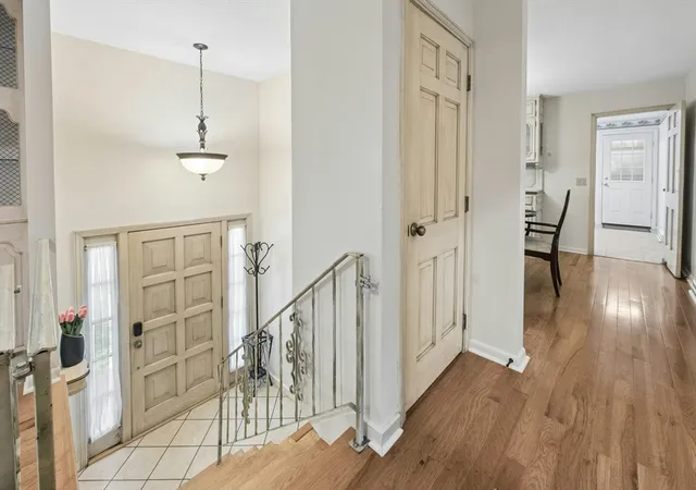 3rd image of 19 Hickory Dr, Worcester, MA 01609 | MLS# 73557178