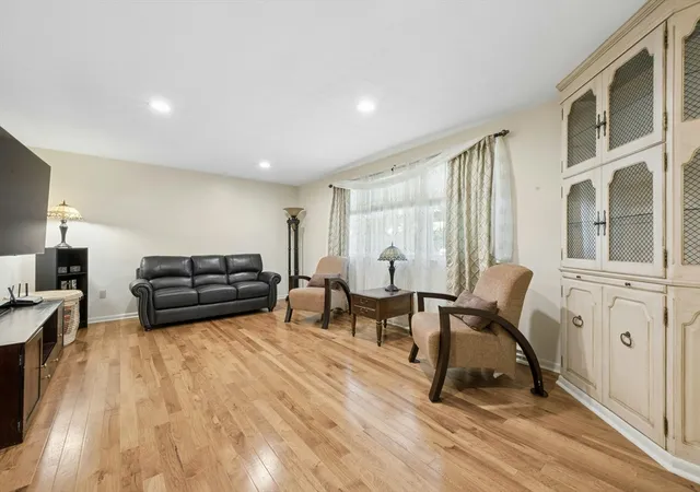 4th image of 19 Hickory Dr, Worcester, MA 01609 | MLS# 73557178