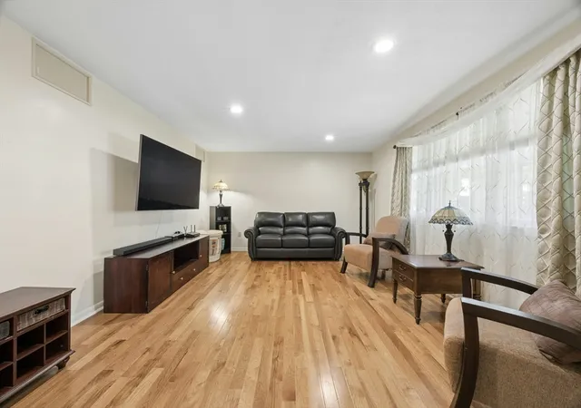 5th image of 19 Hickory Dr, Worcester, MA 01609 | MLS# 73557178