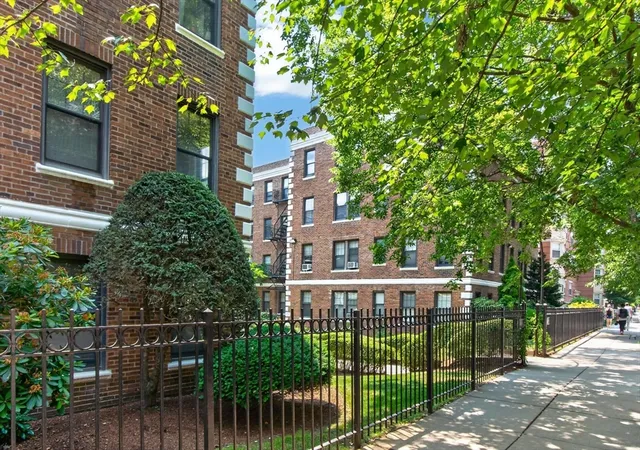 Listing Photo 2 - Condo for sale in 66 Queensberry St Condominium located at 66 Queensberry St, Boston, MA 02215 - Unit #319