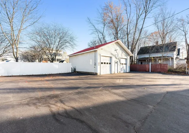 4th image of 381 Summer St, Fitchburg, MA 01905