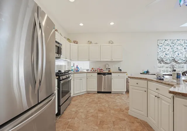 Listing Photo 4 - Condo for sale in building located at 109 Old Field Rd, Plymouth, MA 02360 - Unit #109