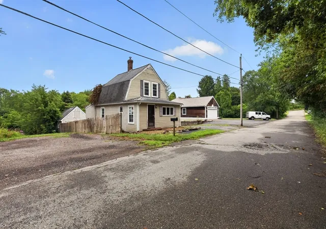 2nd image of 15 Hillside Ave, Middleboro, MA 02346 | MLS# 73567710