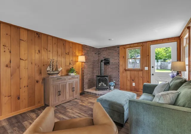 Photo 4 of Sale Pending at 31 Thompson St, East Longmeadow, MA 01028 | MLS# 73566679 | Listing updated on 2026-09-06