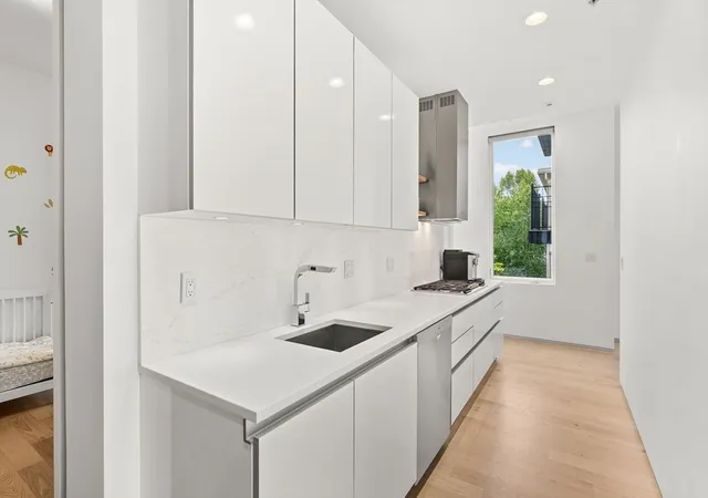 4th image of 537 E 1St St, Boston, MA 02127