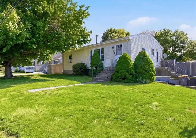 Homes for sale in Somerset, MA | 8 Deer St, Somerset, MA 02726 | MLS# 73521469
