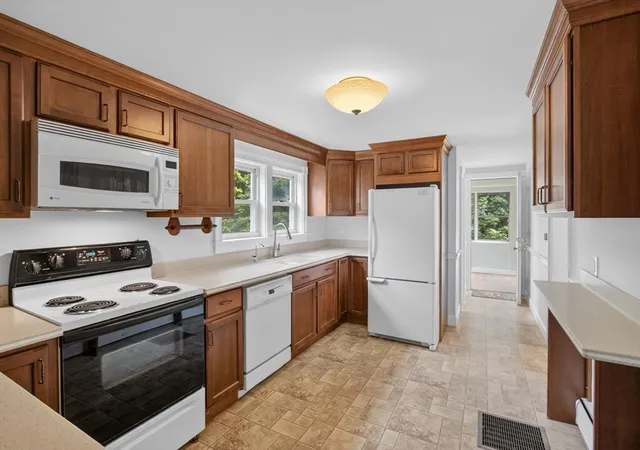 4th image of 308 Union St, Leominster, MA 01453 | MLS# 73545553