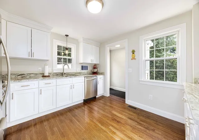4th image of 514 Oak St, Franklin, MA 02038 | MLS# 73543316