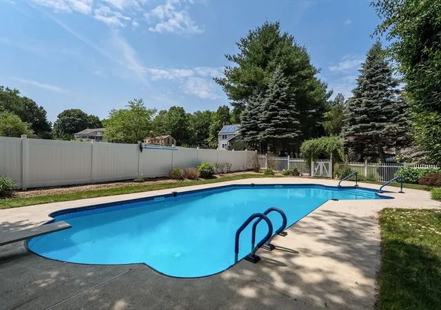 Homes for sale in Grafton, MA | 98 Fitzpatrick Rd, Grafton, MA 01519 | MLS# 73546856