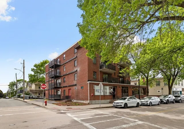 2nd image of 26 W Wyoming Avenue #2D, Melrose, MA 02176 | MLS# 73524322