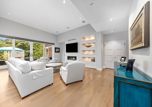 4th image of 2 Black Rock Dr, Hingham, MA 02043