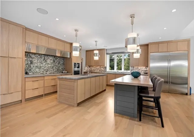 5th image of 2 Black Rock Dr, Hingham, MA 02043