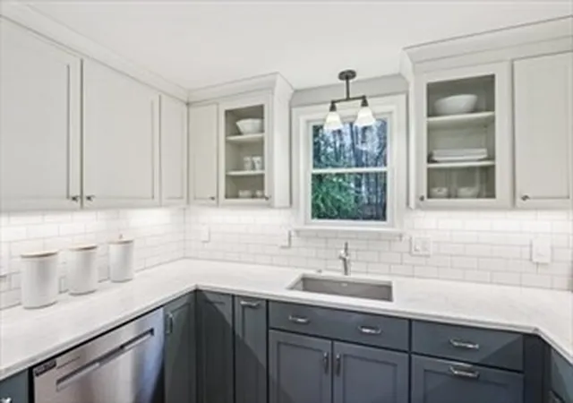 5th image of 118 River Rd, Merrimac, MA 01860 | MLS# 73536862