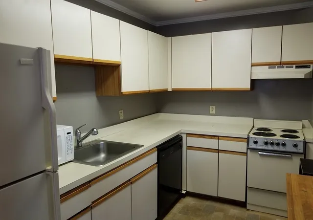 2nd image of 195 Thomas Burgin Pkwy #411, Quincy, MA 02169 | MLS# 73566225