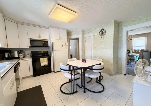 3rd image of 31 King St, Holyoke, MA 01040 | MLS# 73556210
