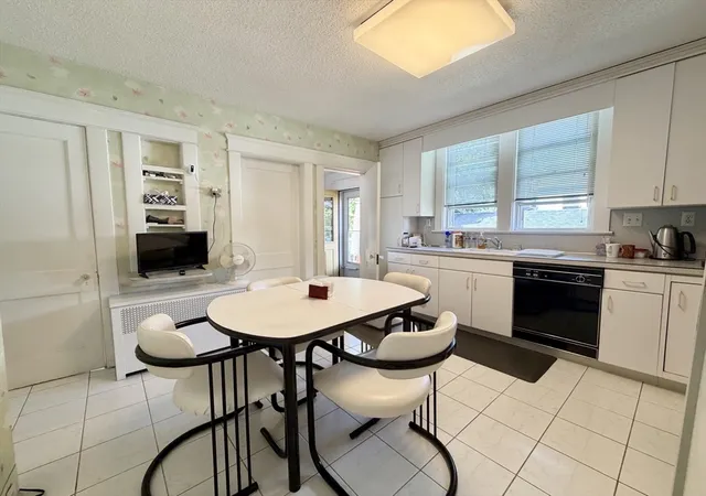 4th image of 31 King St, Holyoke, MA 01040 | MLS# 73556210