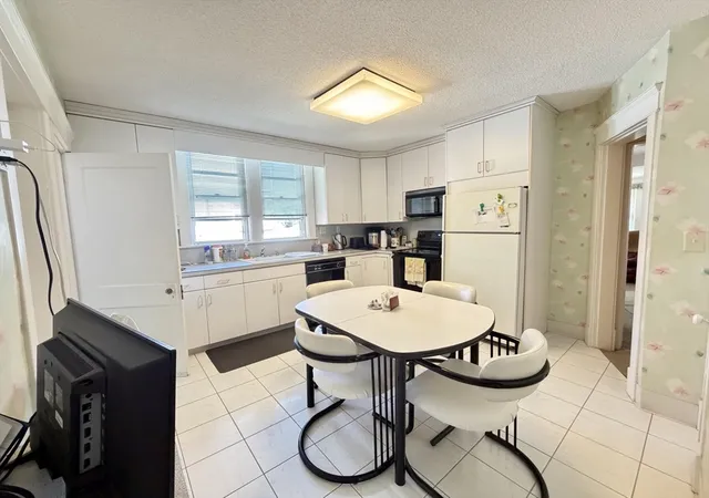 5th image of 31 King St, Holyoke, MA 01040 | MLS# 73556210