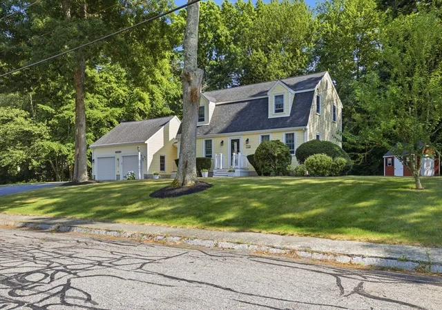 3rd image of 10 Wynnwood Cir, Bridgewater, MA 02324 | MLS# 73551008