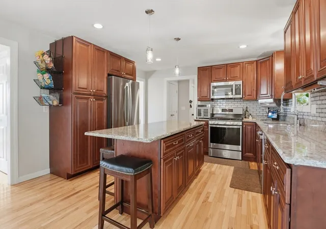 Photo 3 of Single family home for sale at 176 Southold Rd, Auburn, MA 01501 | MLS# 73560059 | Listing updated on 2026-08-21