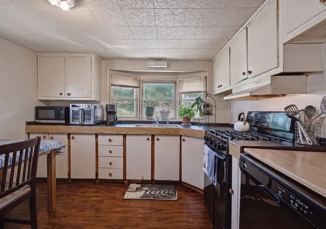 3rd image of 124 Mayflower Avenue, Taunton, MA 02780 | MLS# 73555418