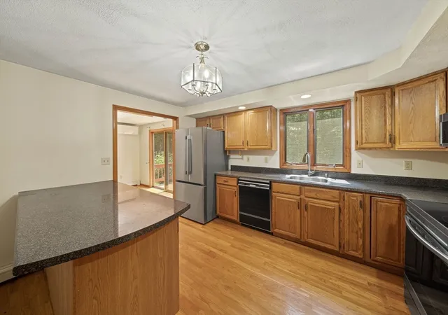 4th image of 5 Windemere Dr, Mansfield, MA 02048 | MLS# 73556469