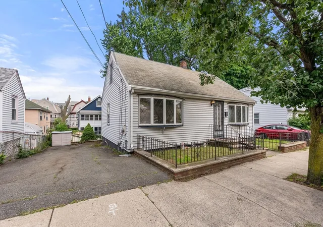 2nd image of 39 Elsie St, Everett, MA 02149 | MLS# 73558394