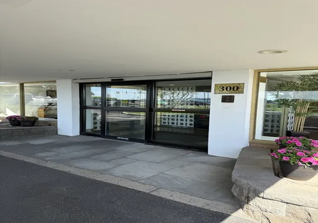 3rd image of 300 Lynn Shore Dr #207, Lynn, MA 01902 | MLS# 73517880