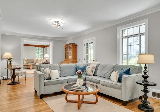 5th image of 72 Beverly Rd, Chestnut Hill, MA 02467 | MLS# 73569446