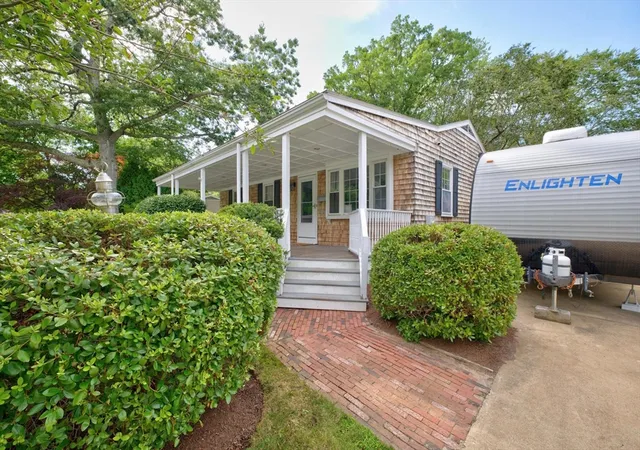 5th image of 403 Valley Rd, New Bedford, MA 02745 | MLS# 73548765