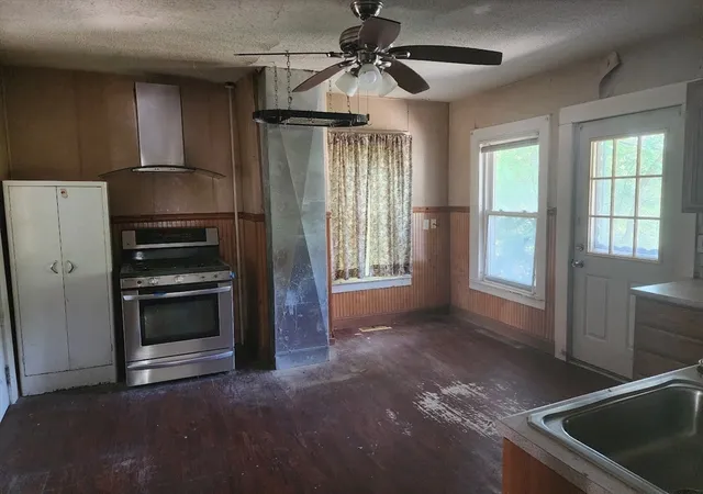 4th image of 156 Grattan St, Chicopee, MA 01020 | MLS# 73530714