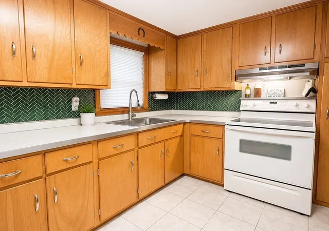Photo 3 of Single family home for sale at 39 Lawnwood St, Springfield, MA 01119 | MLS# 73565905 | Listing updated on 2026-08-24