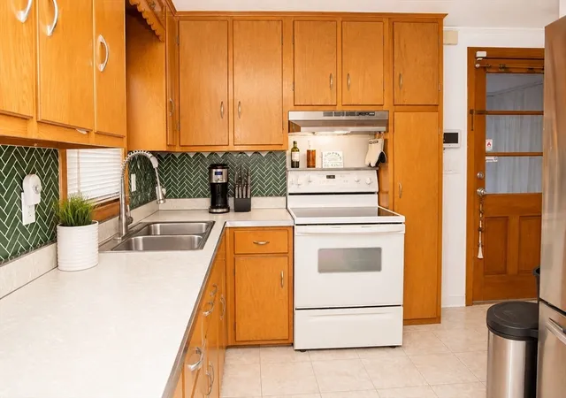 Photo 3 of Single family home for sale at 39 Lawnwood St, Springfield, MA 01119 | MLS# 73565905 | Listing updated on 2026-10-06