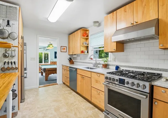 Photo 3 of Sale Pending at 11 Farmington Cir, Marlborough, MA 01752 | MLS# 73562092 | Listing updated on 2026-09-18