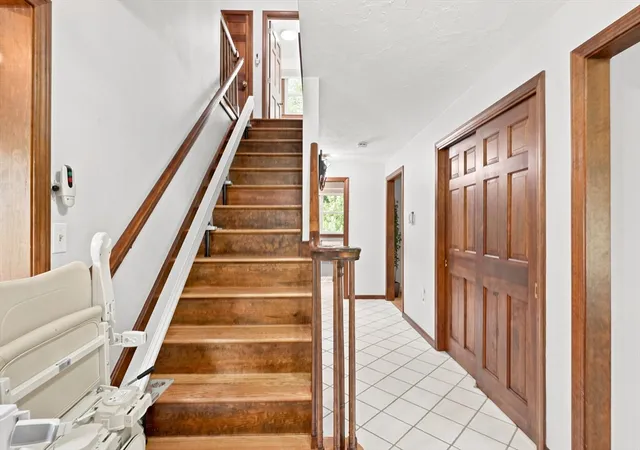 5th image of 8 Flanagan Dr, Framingham, MA 01701 | MLS# 73553743