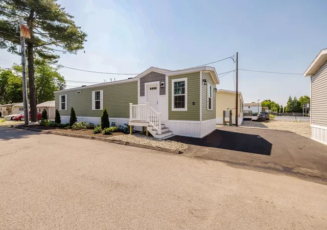 2nd image of 1346 Newport Ave #A3, Attleboro, MA 02703 | MLS# 73548741