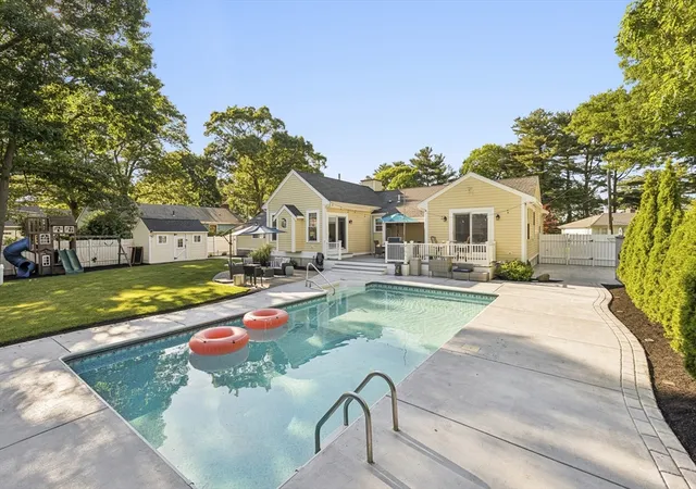 3rd image of 6 Suntaug Street, Lynnfield, MA 01940 | MLS# 73533575