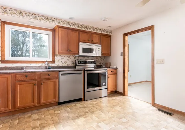 Photo 3 of Sale Pending at 36 Hampton Dr, Nashua, NH 03063 | MLS# 73458045 | Listing updated on 2025-12-19