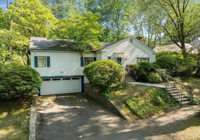 3rd image of 130 Fairway Rd, Chestnut Hill, MA 02467 | MLS# 73490119