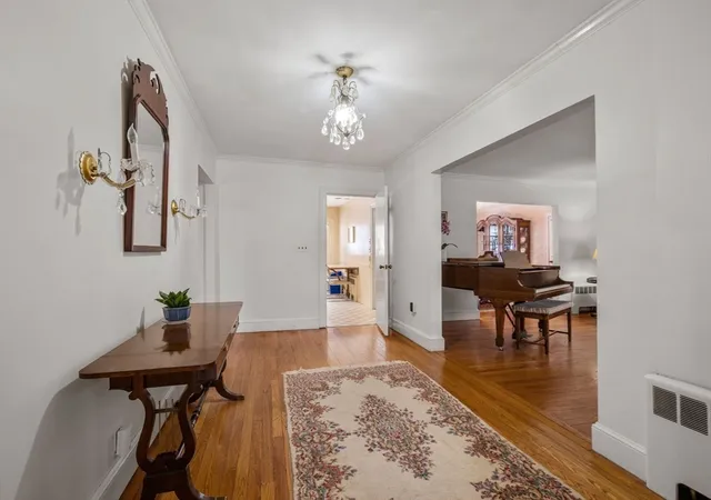 5th image of 130 Fairway Rd, Chestnut Hill, MA 02467 | MLS# 73490119