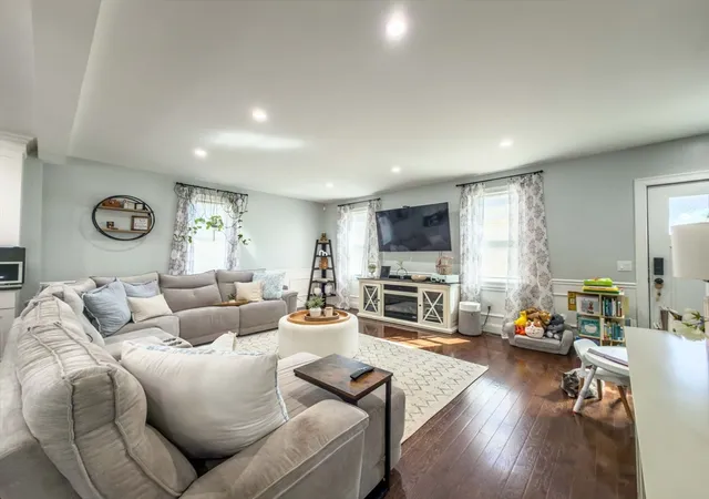 4th image of 212 Main St, Fairhaven, MA 02719 | MLS# 73533420