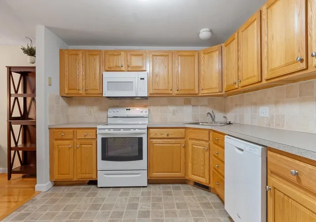 3rd image of 31 Bridle Cross Rd #31, Fitchburg, MA 01420 | MLS# 73538394