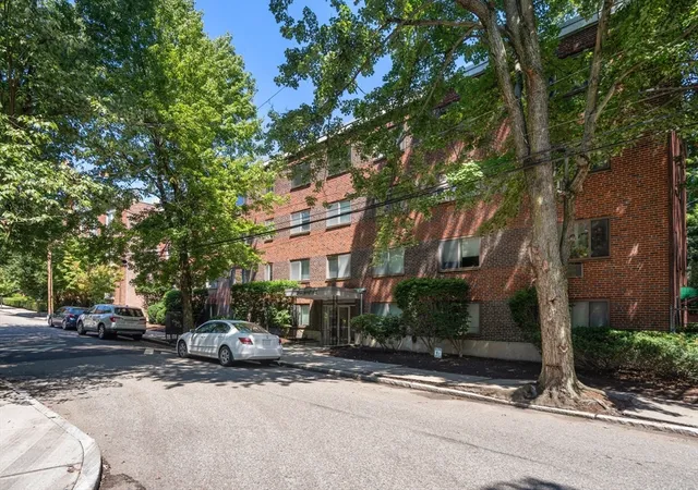 2nd image of 133 Beaconsfield Rd, Brookline, MA 02445