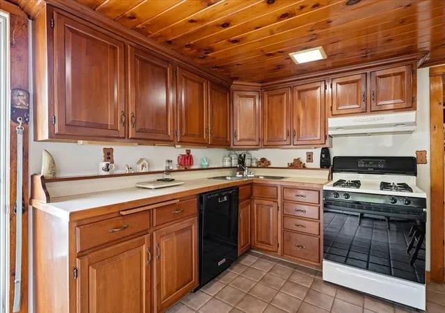 Photo 3 of Single family home for sale at 16 Park St, Marshfield, MA 02050 | MLS# 73565630 | Listing updated on 2026-09-10
