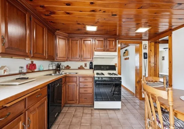 Photo 3 of Single family home for sale at 16 Park St, Marshfield, MA 02050 | MLS# 73565630 | Listing updated on 2026-09-10
